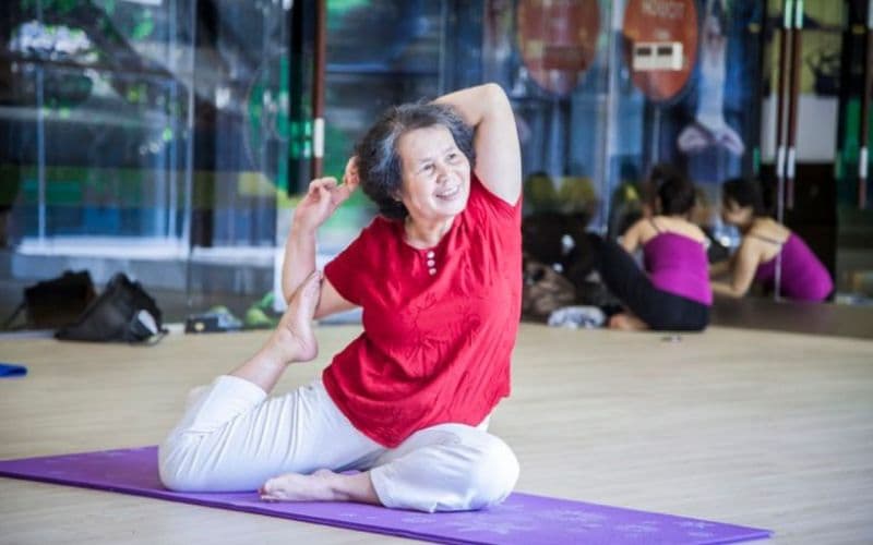 Người già cần lưu ý gì khi tập yoga