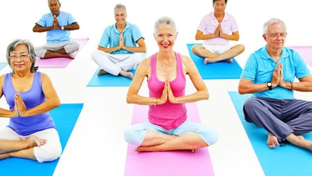 Giải đáp thắc mắc: Người già có nên tập yoga không?