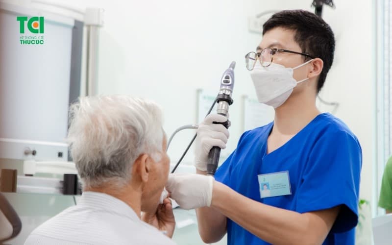 Tiến hành nội soi gắp xương cá