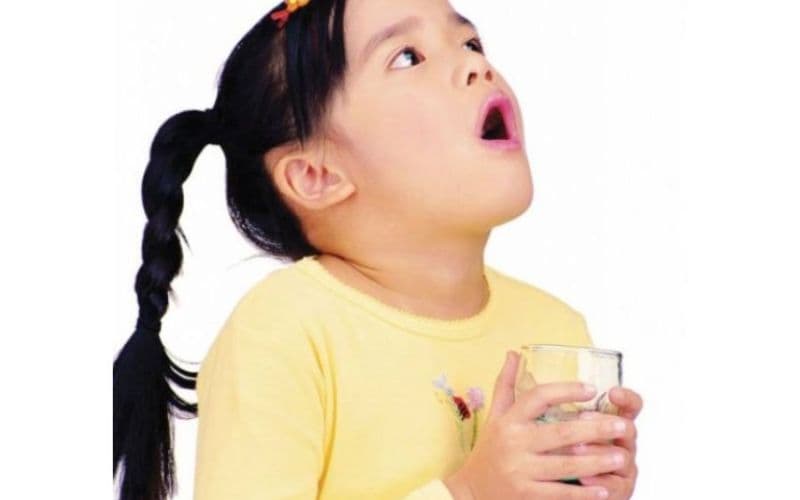 Có thể súc miệng nước muối 