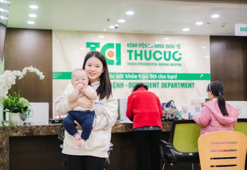 Môi trường tại cả hai phòng khám uy tín được thiết kế thân thiện, giúp trẻ thoải mái khi khám chữa bệnh. 