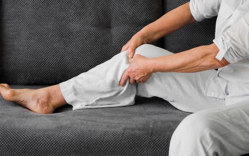 Đau cột sống, thắt lưng hoặc hai bên liên sườn.