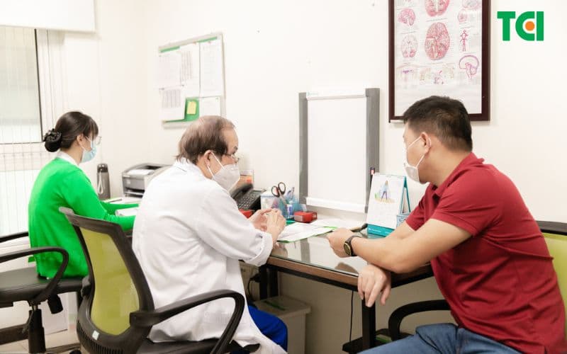 Chẩn đoán ban đầu dựa trên các triệu chứng.