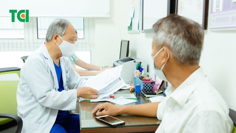 Thăm khám với bác sĩ để được chỉ định đơn thuốc điều trị