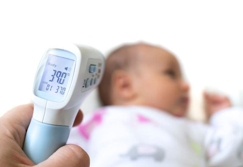 Sốt là một dấu hiệu nhận biết trẻ sơ sinh viêm phổi.