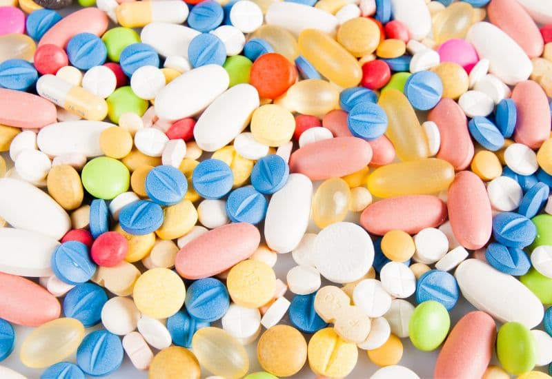 Viêm kết mạc do dị ứng có thể được điều trị bằng thuốc chống dị ứng tại chỗ hoặc thuốc chống dị ứng toàn thân. 