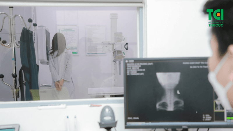 Nguời bệnh nên đi thăm khám chuyên khoa cơ xương khớp tại bệnh viện.