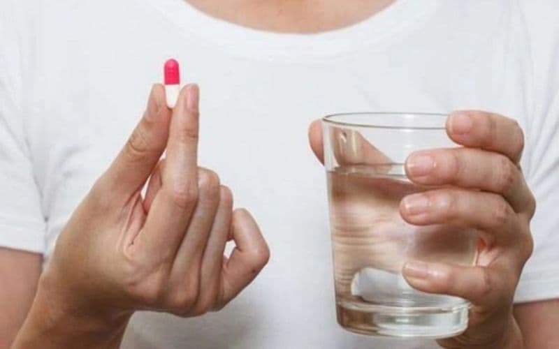 Hãy nuốt nguyên viên thuốc kèm theo một ly nước đầy.