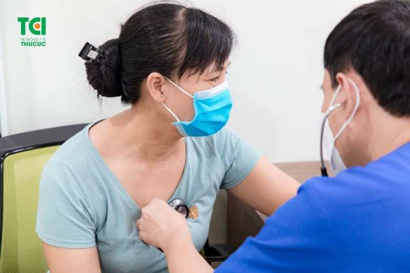 Bác sĩ thực hiện khám sàng lọc trước tiêm chủng 