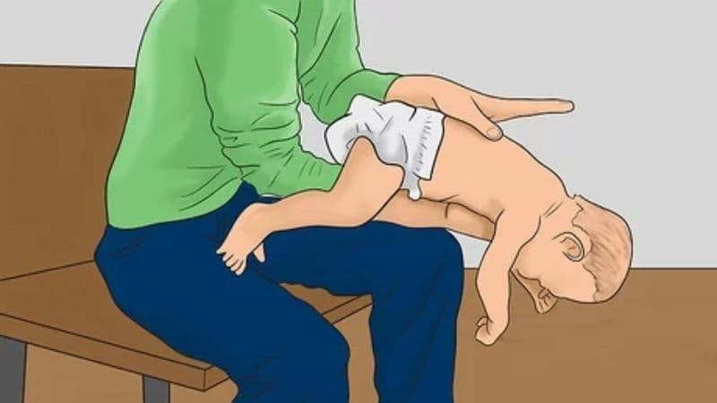 Bé bị hóc thức ăn