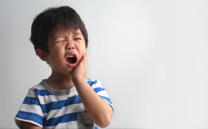 Điều trị bé sâu răng sữa