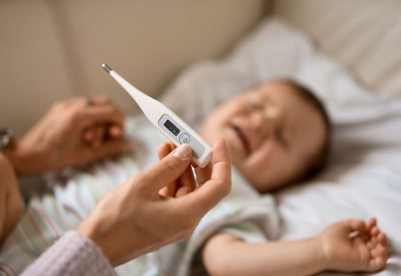 Sốt do viêm phế quản phổi thường cao hơn 38°C (100,4°F), đi kèm với sốt có thể là rét, ớn lạnh.