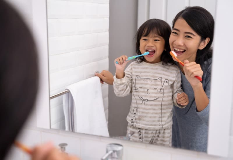 Để chăm sóc răng miệng hiệu quả, bạn cần sử dụng đồng thời ít nhất 4 sản phẩm sau: Bàn chải - kem đánh răng, chỉ nha khoa, nước súc miệng. Hiệu quả tối ưu trong chăm sóc răng miệng bạn chỉ có thể đạt được khi sử dụng đúng các sản phẩm ấy.