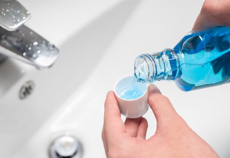 Hướng dẫn chi tiết cách chăm sóc răng miệng bằng nước súc miệng.