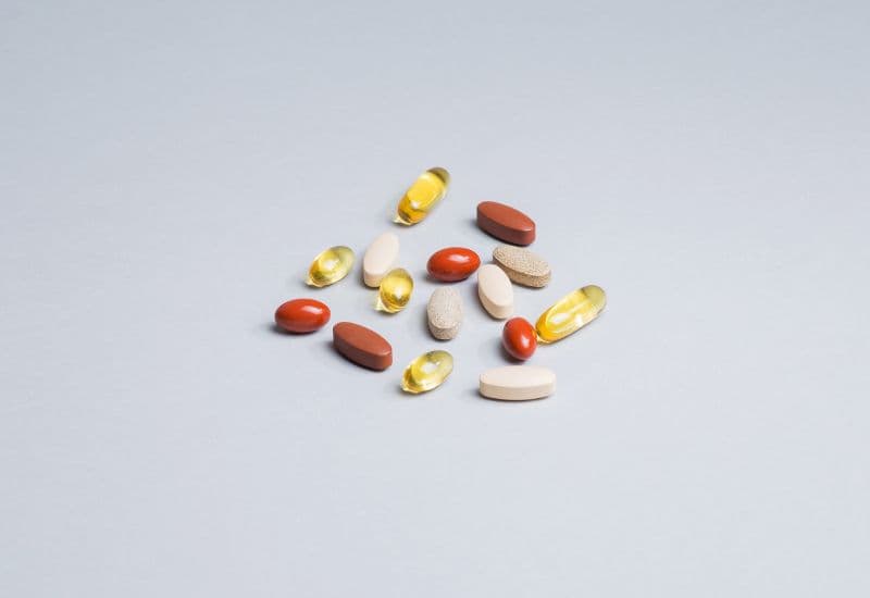 Sử dụng paracetamol (acetaminophen) để hạ sốt, giảm đau. 