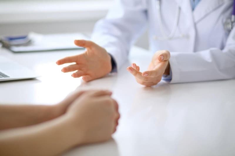 Trước khi cấy que, bác sĩ sẽ tư vấn về phương pháp này