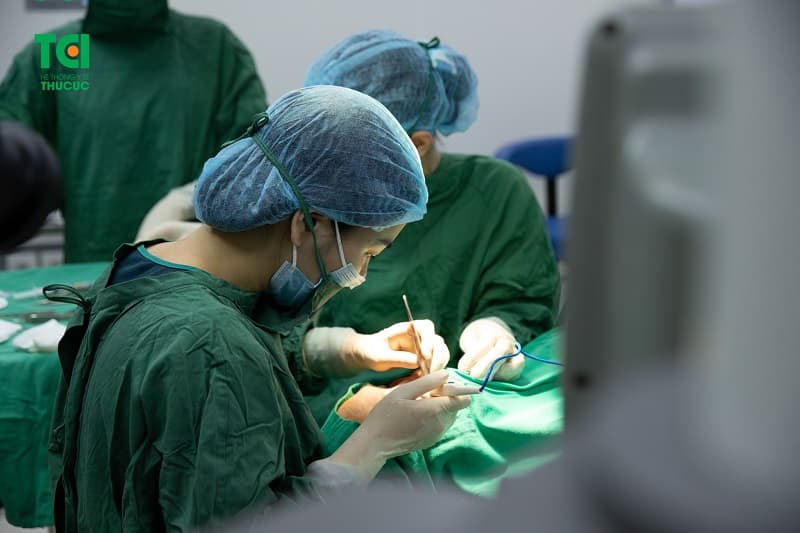 Phẫu thuật xử lý bệnh ở mắt