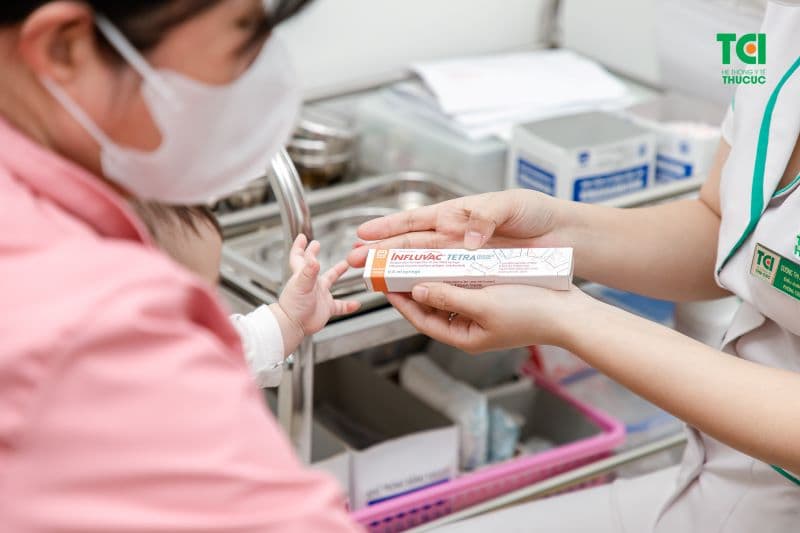 Nên đưa trẻ đi tiêm cúm hàng năm vì các chủng cúm thường xuyên biến đổi.