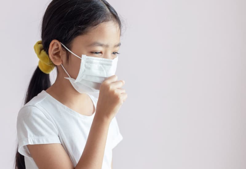 Ho và dấu hiệu viêm phế quản chính. Ban đầu, ho thường là ho khan, không có đờm. Khi viêm phế quản tiến triển, ho chuyển sang ho có đờm, đờm màu xanh hoặc màu vàng tùy thuộc mức độ nhiễm trùng.