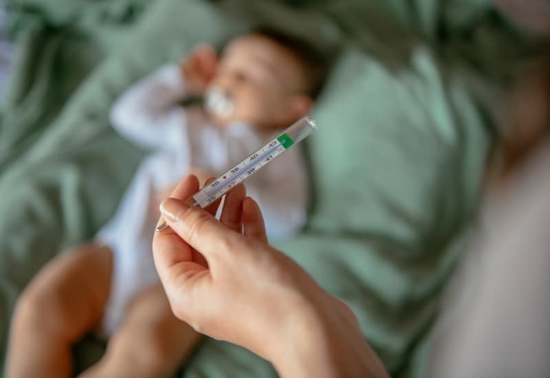 Sốt là phản ứng tự nhiên của cơ thể nhằm chống lại tình trạng nhiễm trùng. Sốt do viêm phế quản thường là sốt từ nhẹ đến trung bình, với nhiệt độ cơ thể dao động từ 37.5°C đến 38.5°C (từ 99.5°F đến 101.3°F). Trong một số trường hợp, sốt có thể cao hơn, đặc biệt là nếu trẻ nhiễm trùng nặng hoặc trẻ viêm phổi phát triển từ viêm phế quản. 