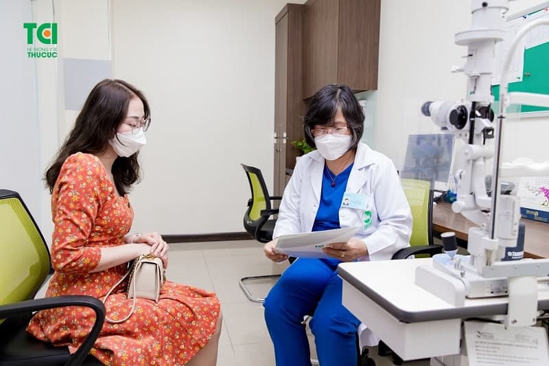 Bệnh nhân khám mắt tại Phòng khám Mắt, bệnh viện ĐKQT Thu Cúc TCI