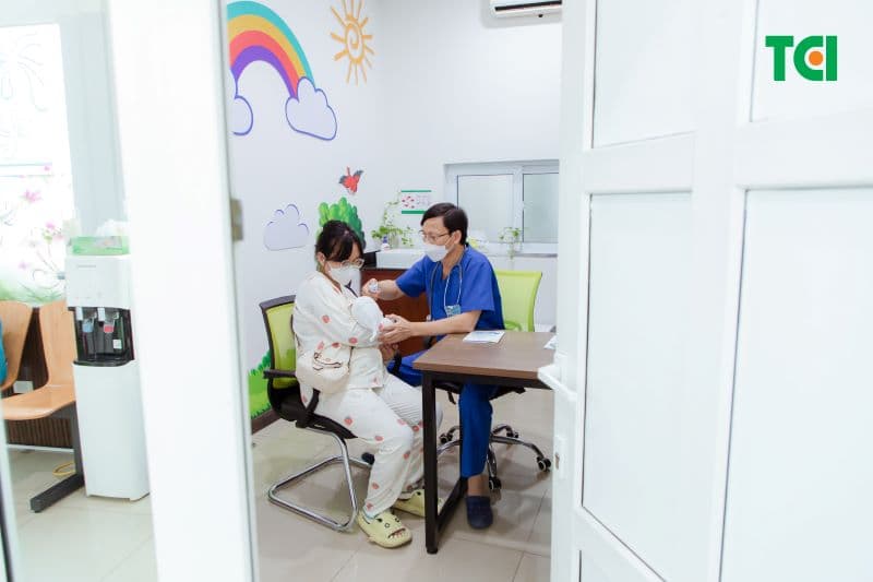 Đưa trẻ sơ sinh đi tiêm phòng là bước đầu tiên trong bảo vệ sức khỏe của con yêu