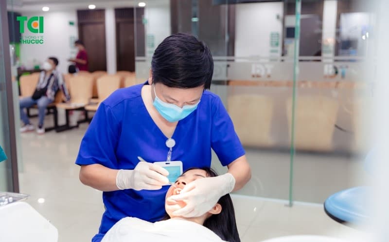 Sử dụng mặt dán sứ Veneer