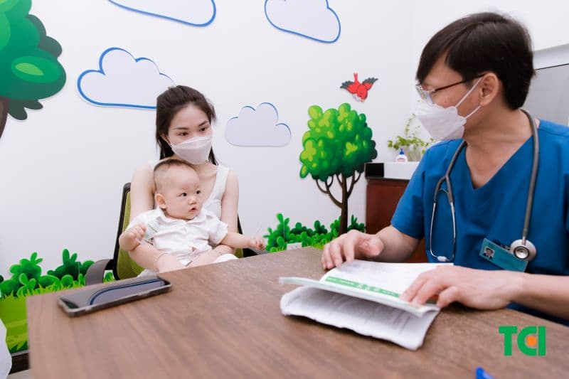 Nhiều phụ huynh thắc mắc mũi tiêm 18 tháng có sốt không.