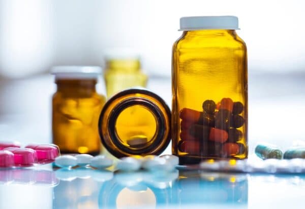 Một số thuốc như thuốc chống cholinesterase có thể gây sụp mí mắt.