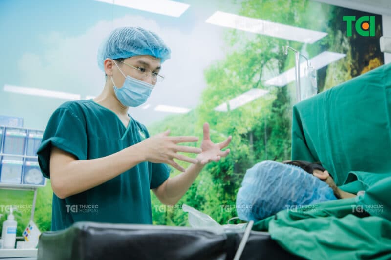 Bác sĩ sẽ tiến hành khám lâm sàng, hỏi về tiền sử bệnh xác định nguyên nhân gây bệnh