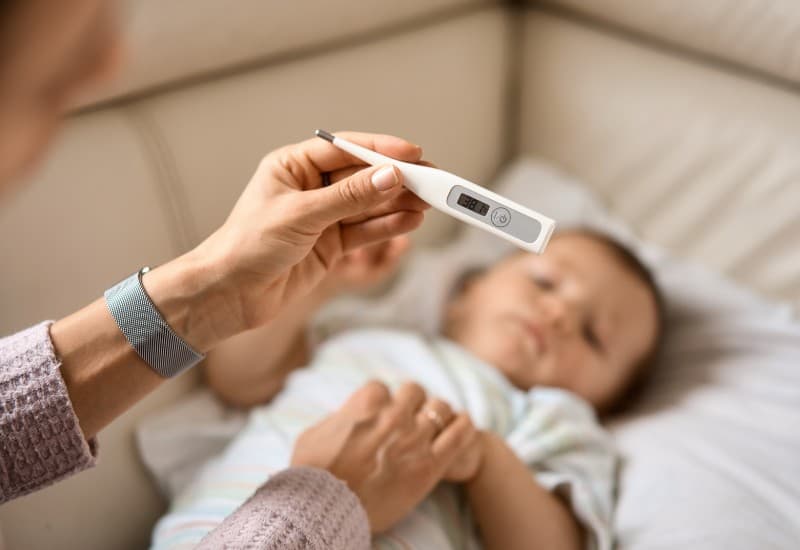 Sốt xuất huyết thường gây sốt từ cao đến rất cao, đôi khi lên tới 40 độ C (104 độ F).