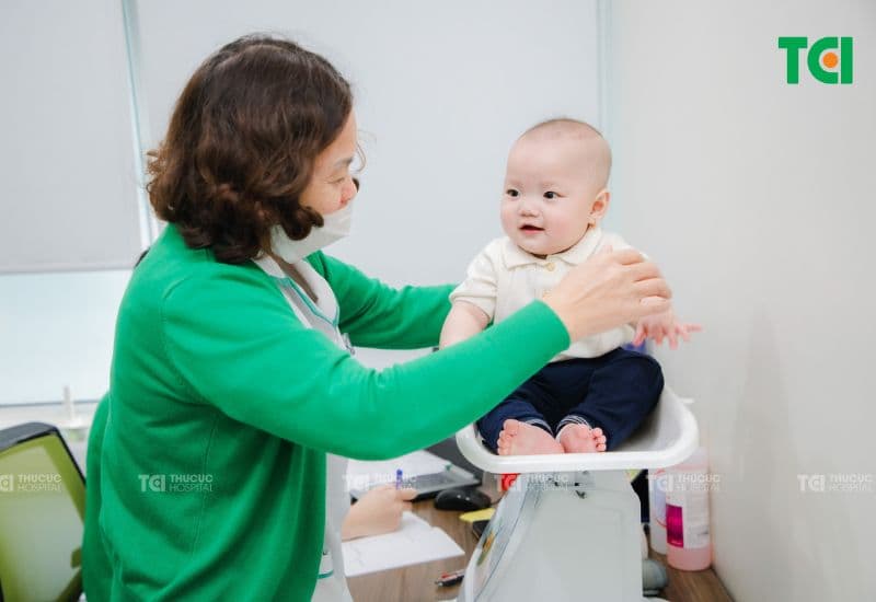 Thường xuyên kiểm tra sức khỏe, theo dõi tăng trưởng của trẻ (bao gồm cả theo dõi cân nặng và chiều cao định kỳ) để kịp thời phát hiện các dấu hiệu suy dinh dưỡng.