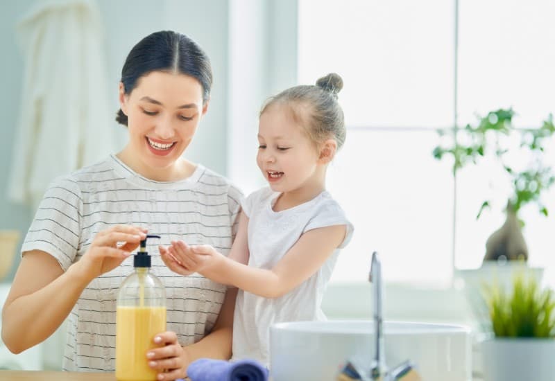 Rửa tay thường xuyên bằng xà phòng và nước, đặc biệt trước khi chuẩn bị thức ăn, trước khi ăn, sau khi đi vệ sinh và sau khi thay tã cho trẻ.