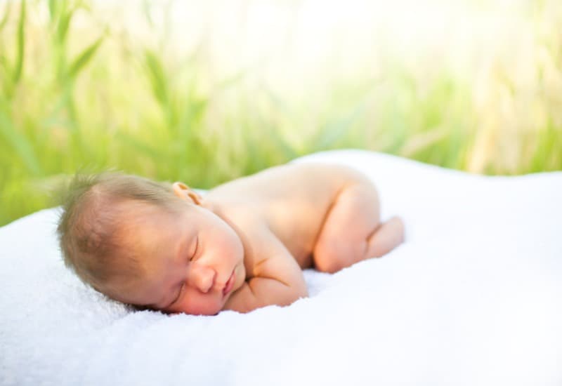 Cho trẻ tiếp xúc với ánh nắng mặt trời vào sáng sớm và chiều muộn để giúp cơ thể tổng hợp vitamin D tự nhiên.