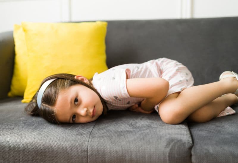 Trẻ có thể đau bụng với các cơn đau có hình thái, mức độ khác nhau, từ đau nhẹ tới đau quằn quại.