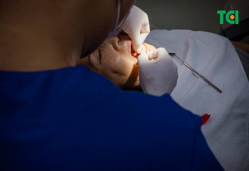 thắc mắc trồng răng hàm có đau không với bác sĩ