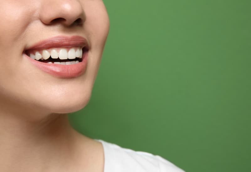 Răng đẹp và khỏe mạnh cải thiện nụ cười và góp phần tạo ra sự tự tin, ảnh hưởng tích cực đến các mối quan hệ xã hội và cơ hội nghề nghiệp.