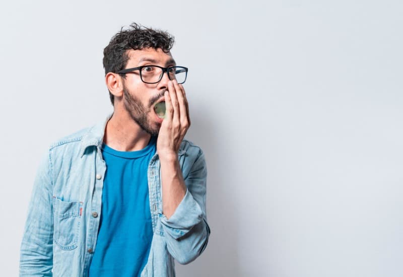 Sâu răng có thể gây hôi miệng do hoạt động phân hủy thức ăn của vi khuẩn.