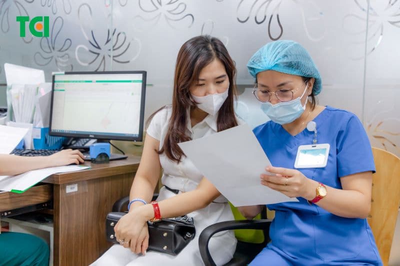 Bác sĩ Nha khoa sẽ tư vấn cho khách hàng trước khi thực hiện.