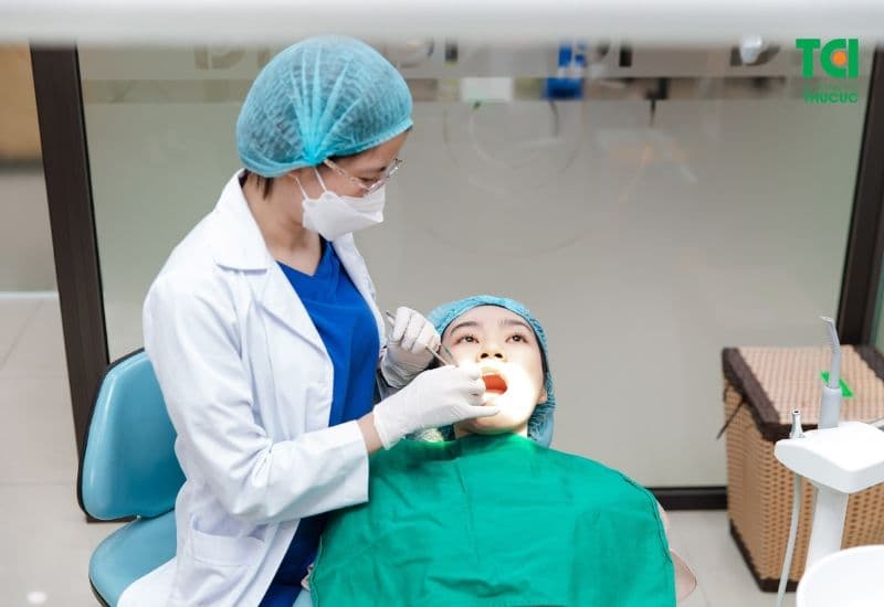 Trước tiên, người bệnh được nha sĩ kiểm tra tổng quát để đánh giá tình trạng răng miệng và xác định xem bọc sứ có phải là lựa chọn phù hợp với người bệnh không. 