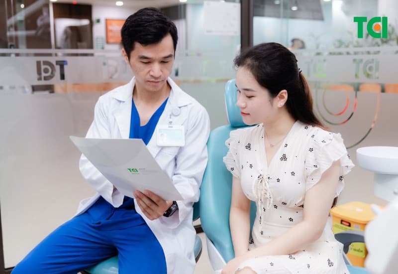 Bọc răng sứ titan: Nên và không nên với những ai?