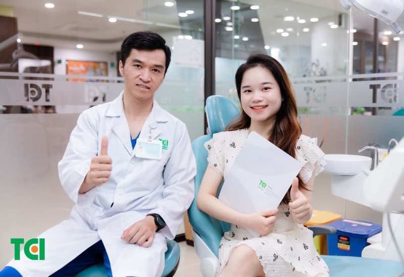 Giải đáp chi tiết thắc mắc: Bọc răng sứ titan giá bao nhiêu?