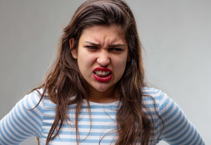 Dán sứ veneer là phương pháp thẩm mỹ nha khoa không phù hợp với những người có thói quen nghiến răng hoặc những người có lượng men răng quá ít, bởi ở những người có hai đặc điểm đó, miếng dán veneer thường không thể bám chắc và dễ bị hỏng. 