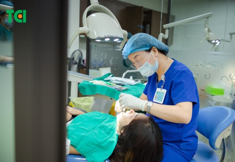 Quy trình bọc răng sứ veneer yêu cầu sự chính xác cao và khả năng chuyên môn của nha sĩ, nhằm đảm bảo rằng miếng dán veneer không chỉ đẹp mà còn có thể cung cấp chức năng ăn nhai tốt, mang lại nụ cười rạng rỡ và tự tin cho bạn.