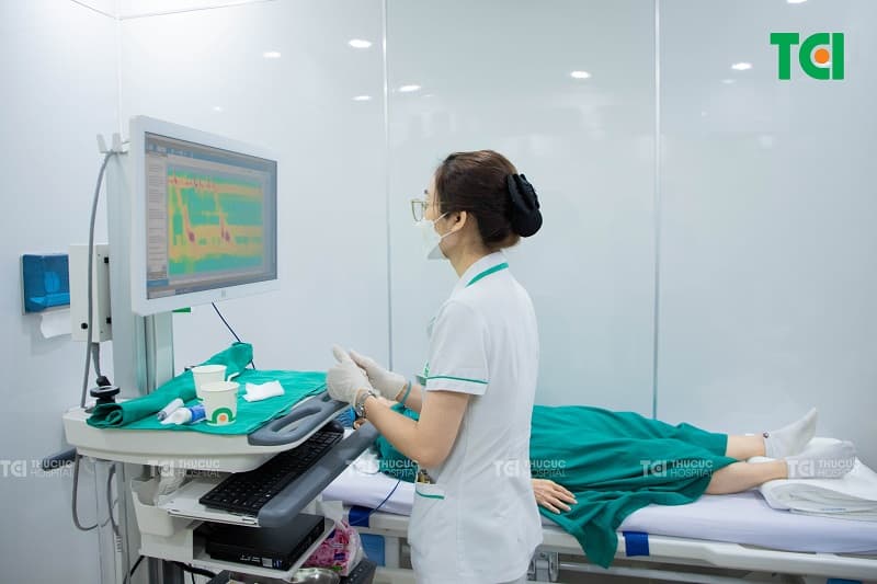 Đi khám để chẩn đoán chính xác nguyên nhân gây nuốt nghẹn sẽ giúp điều trị bệnh về lâu dài.