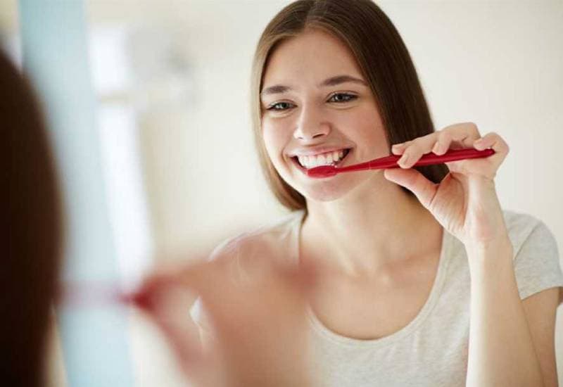 cách chữa răng cửa bị sâu ra sao