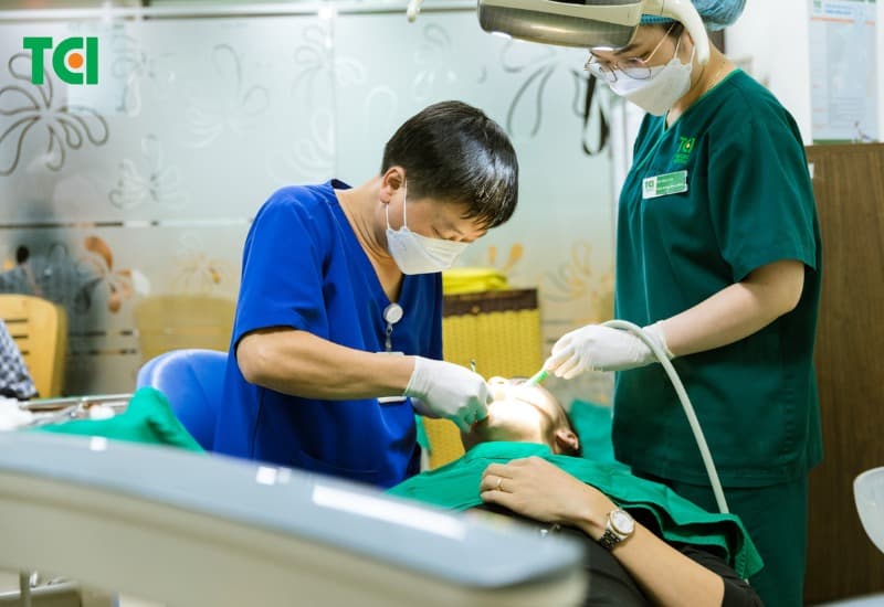 Nha sĩ sử dụng các dụng cụ chuyên dụng để nới lỏng và cuối cùng là nhổ răng ra khỏi xương hàm. 