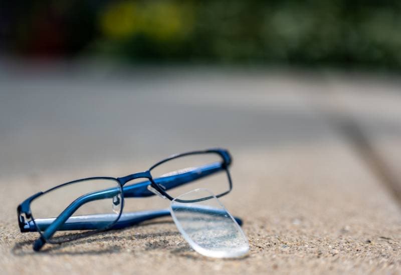 Tròng kính cận có thể rơi khỏi gọng do nhiều nguyên nhân, từ nhỏ đến lớn.