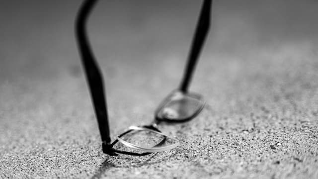 Cách lắp tròng kính cận vào gọng chi tiết