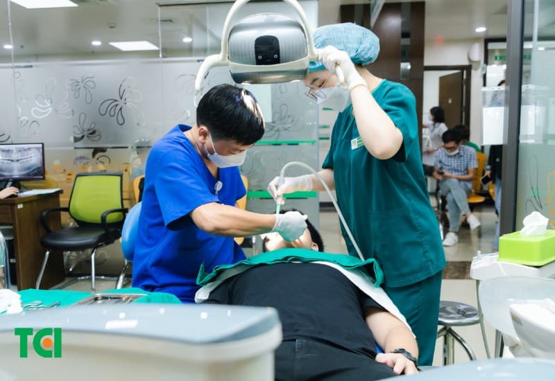 Khi cao răng vỡ, bạn cần thực hiện các bước sau để đảm bảo sức khỏe răng miệng, xử lý kịp thời và đúng cách giúp ngăn chặn các vấn đề sức khỏe răng miệng nghiêm trọng hơn có thể xảy ra do cao răng vỡ.